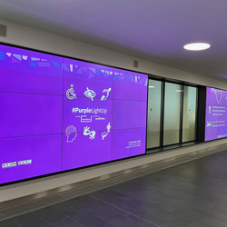 LED-Wände im Gang des Gebäudes der WKO mit PurpleLightUp Grafiken