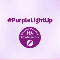 #PurpleLightUp, violetter Kreis mit Text: Die barrierefreie Bank. #DoWhatMatters, Illustrationen von einer männlichen, einer weiblichen und einer Person mit Rollstuhl. UniCredit Bank Logo.