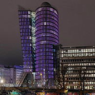 Lila leuchtendes UNIQA Hochhaus am Wiener Donaukanal